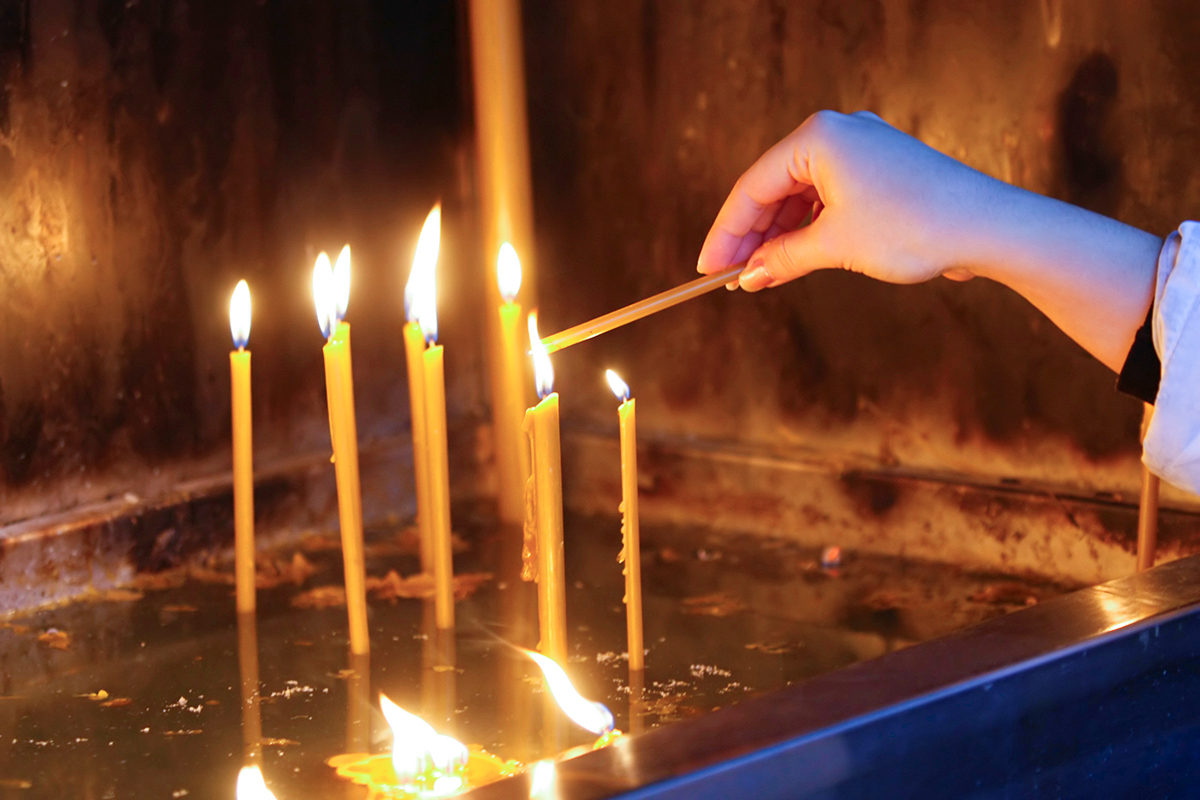 Рука со свечой в храме